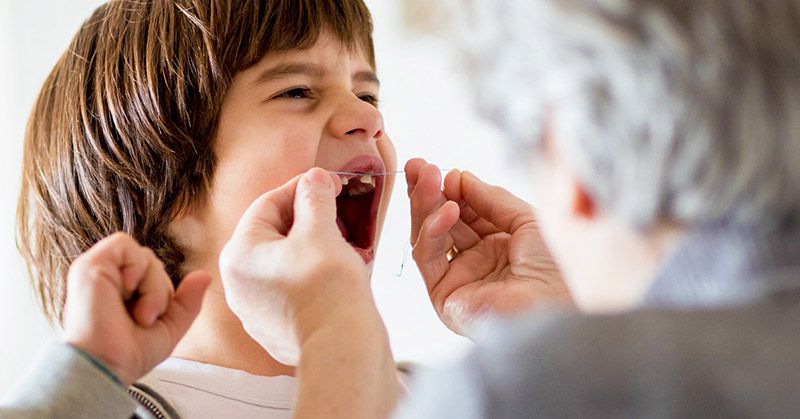 Cha mẹ cần vệ sinh tay sạch sẽ trước khi nhổ răng sữa cho con