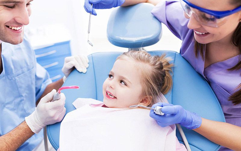 Bố mẹ nên thường xuyên cho con đi kiểm tra sức khỏe răng định kỳ