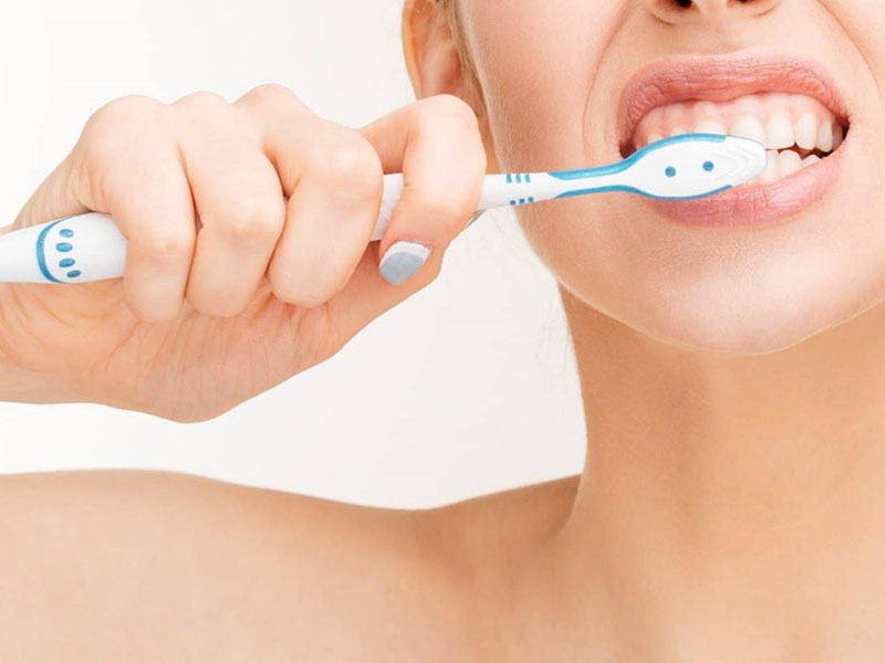 Nguyên nhân gây bệnh là do việc vệ sinh răng miệng không đảm bảo