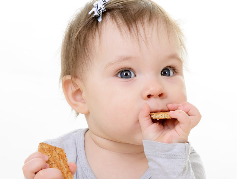 Trẻ nhỏ thường bị sún răng do ăn quá nhiều đồ ngọt