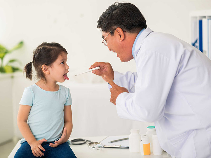 Cha mẹ cần đưa trẻ tới cơ sở nha khoa để thăm khám khi có biểu hiện đánh răng