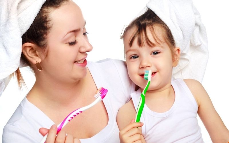 Đánh răng sai cách hoặc lười đánh răng hàng ngày sẽ khiến bé bị viêm nha chu dễ dàng hơn