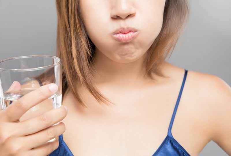Súc miệng bằng nước muối loãng hàng ngày giúp giảm đau nhức râng