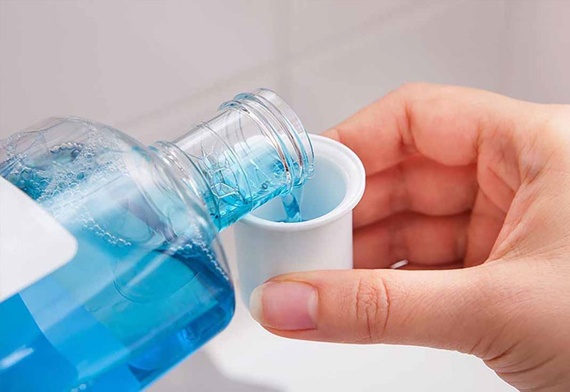 Nước súc miệng giúp hỗ trợ làm sạch răng miệng