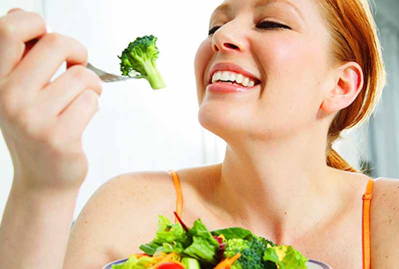 Người bị ê nhức răng nên ăn nhiều rau xanh