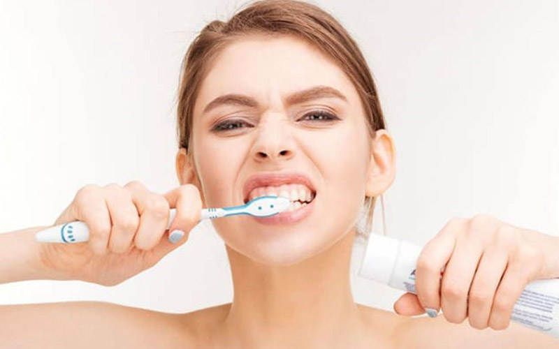 Chăm sóc răng miệng không đúng cách cũng có thể là nguyên nhân gây bệnh