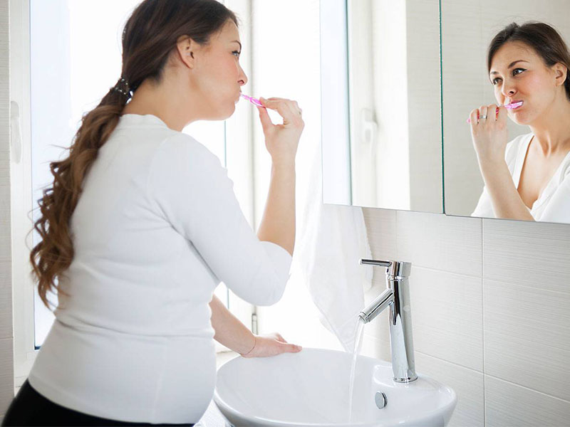 Mẹ bầu nên vệ sinh răng miệng thường xuyên để phòng tránh bệnh lý nha khoa