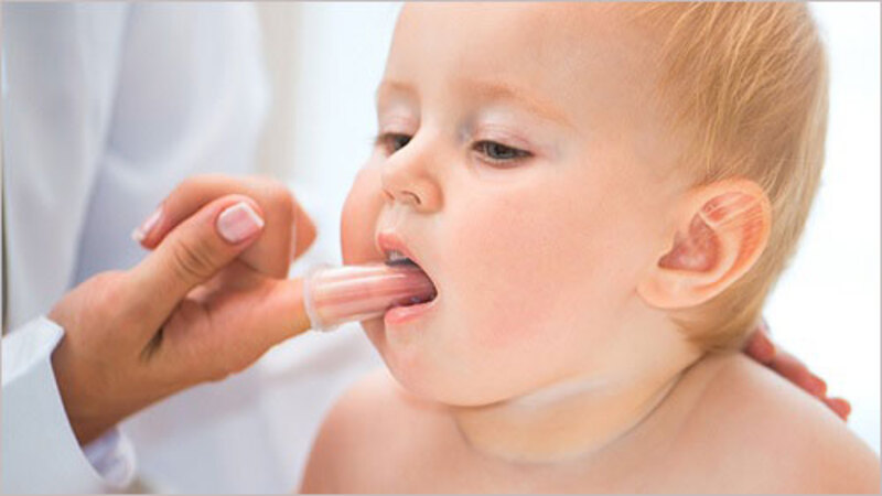 Gạc rơ lưỡi là thiết kế quen thuộc được nhiều bà mẹ sử dụng cho các bé