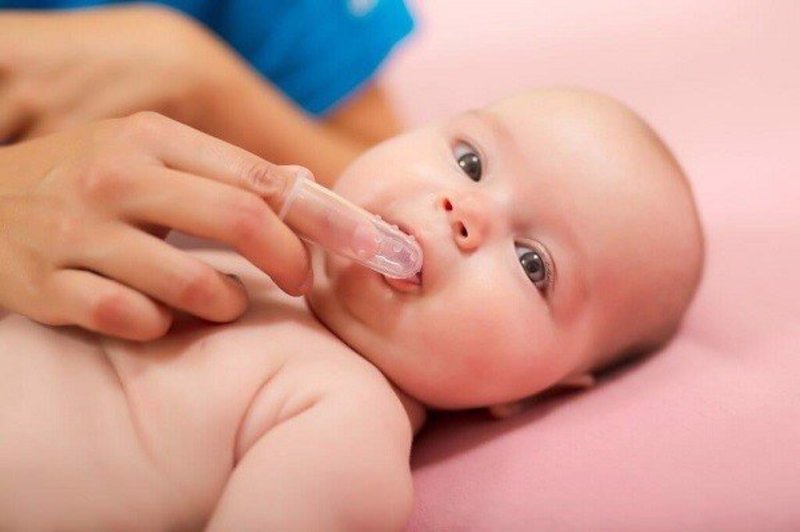 Cần rơ lưỡi để có thể vệ sinh khoang miệng và bề mặt lưỡi cho con