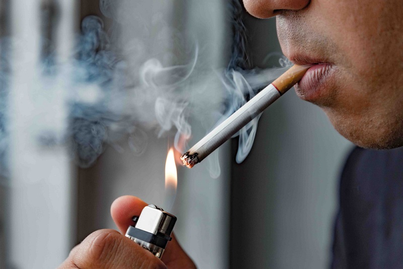 Hút thuốc lá là một trong những nguyên nhân gây hôi miệng