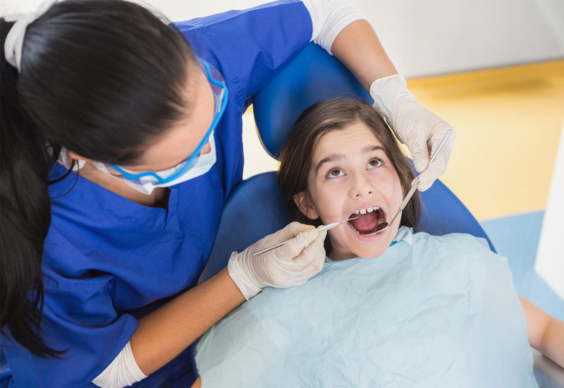 Đưa trẻ đi khám răng định kỳ để phát hiện và điều trị các bệnh lý răng miệng