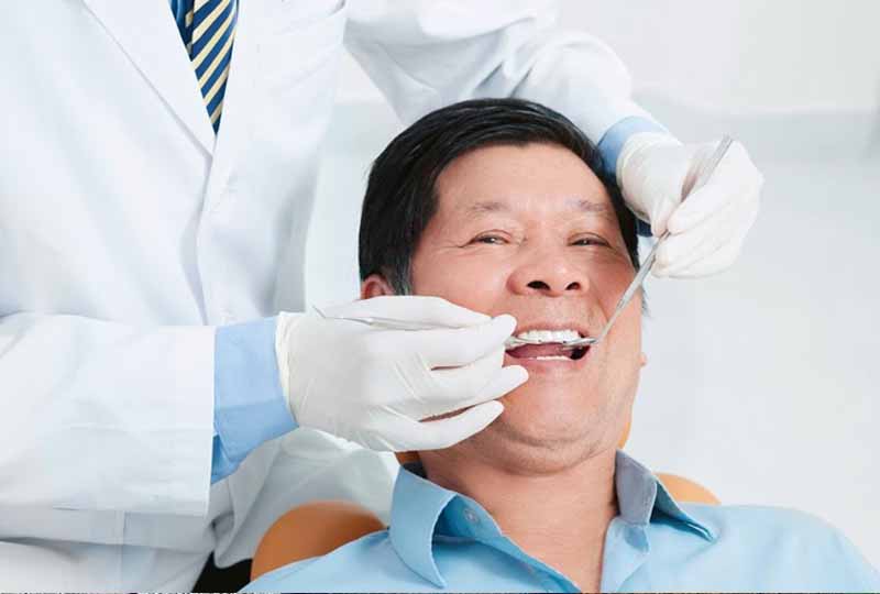 Người bệnh bị hôi miệng sâu răng nên tới nha khoa thăm khám chính xác nguyên nhân gây bệnh