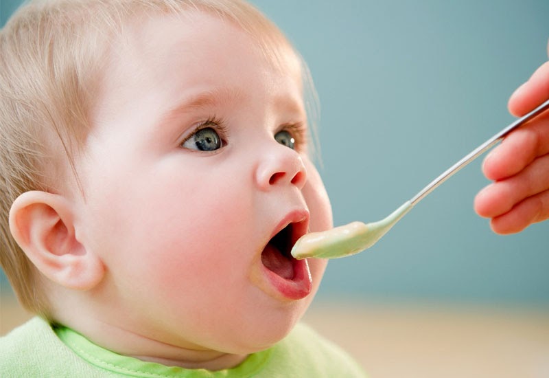 Chế độ dinh dưỡng là điều bố mẹ rất cần lưu tâm khi bé bị mọc răng chậm