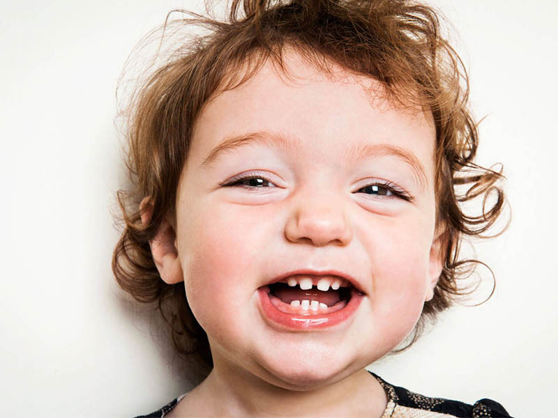 Phụ huynh cần theo dõi thường xuyên tình trạng răng của trẻ để có phương án xử lý kịp thời nhất