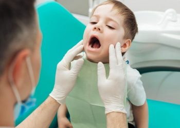 Tốt nhất nên đưa bé tới nha sĩ khám răng khi nhận thấy răng bé bắt đầu lung lay