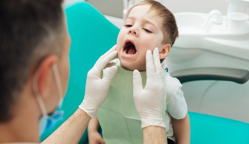 Tốt nhất nên đưa bé tới nha sĩ khám răng khi nhận thấy răng bé bắt đầu lung lay