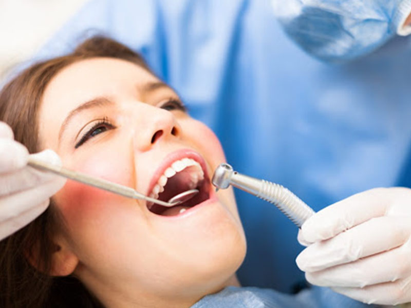 Vệ sinh răng miệng là bước cần thiết trong quy trình niềng răng khấp khểnh