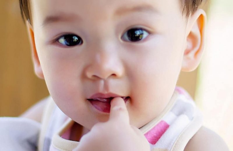 Trẻ mọc lẫy răng có thể do thói quen mút tay thường xuyên