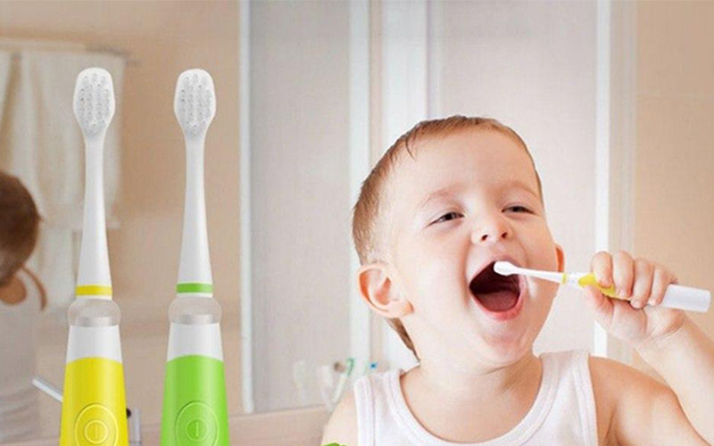 Cha mẹ cần hướng dẫn bé vệ sinh răng miệng hàng ngày