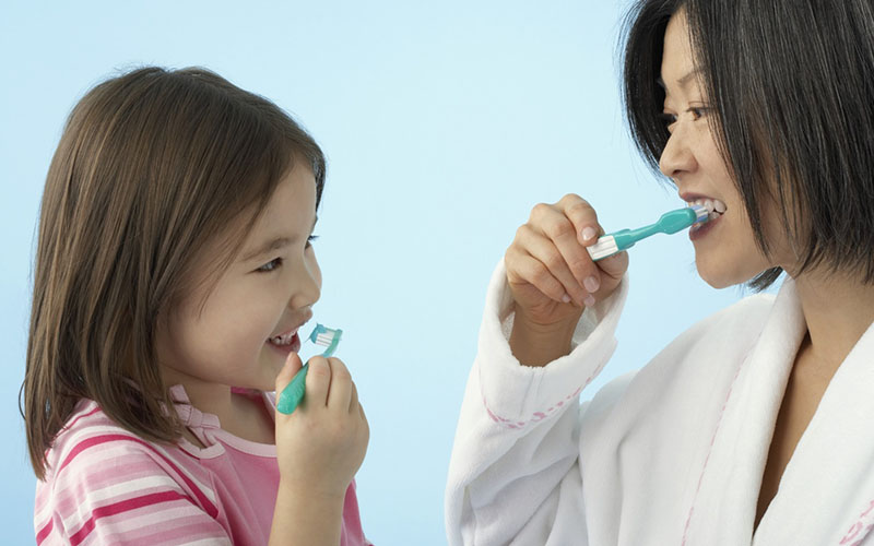 Vệ sinh răng miệng đúng cách là phương pháp hỗ trợ điều trị hiệu quả
