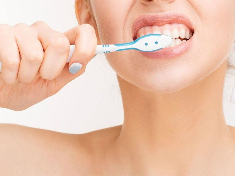 Chải răng nhẹ nhàng sẽ giúp khắc phục tình trạng ê buốt của răng