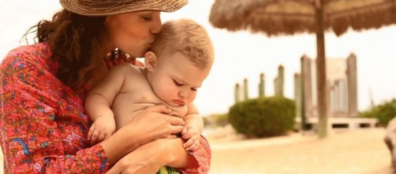 Cùng với việc bổ sung vitamin D bằng đường ăn uống, mẹ có thể cho trẻ phơi nắng đúng cách.