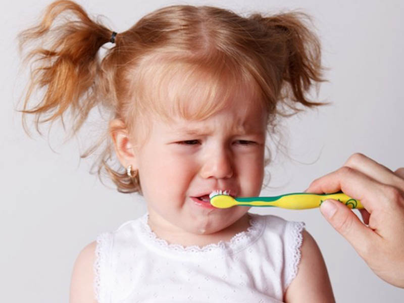 Vệ sinh khoang miệng chưa đúng cách là một trong những nguyên nhân gây tưa lưỡi ở trẻ nhỏ