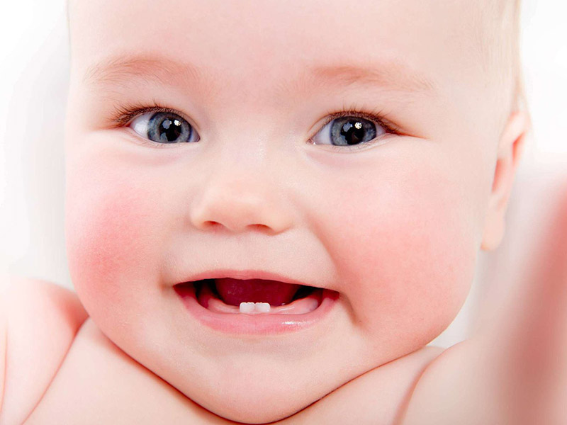 Trẻ nhỏ thường bắt đầu mọc răng từ tháng thứ 6 sau sinh và kéo dài tới khoảng 2 tuổi