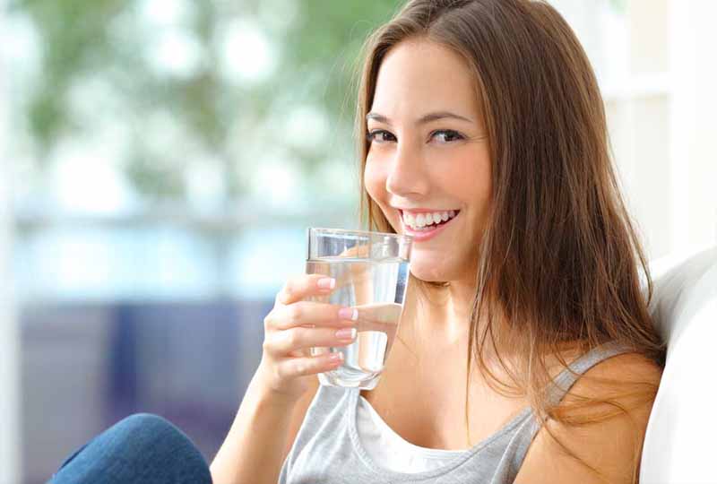 Uống đủ nước cũng là cách ngăn ngừa các bệnh lý răng miệng