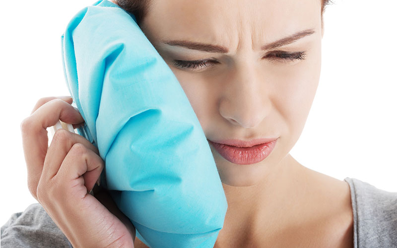 Chườm lạnh là phương pháp giảm đau răng tại nhà hiệu quả