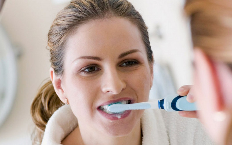 Người bệnh không nên chải răng quá mạnh vì có thể làm hỏng lớp men bảo vệ răng