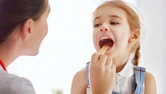 Lựa chọn địa chỉ khám chữa bệnh nấm miệng uy tí cho trẻ