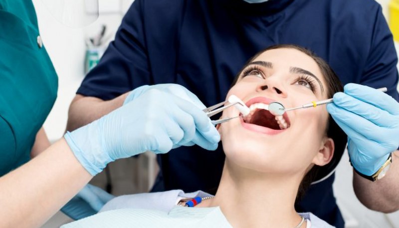 Sau khi thực hiện trồng răng nên thăm khám nha khoa thường xuyên
