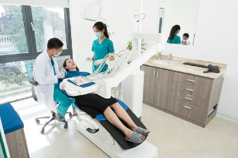 Bệnh nhân cần tới gặp bác sĩ chuyên khoa để thăm khám dể biết chính xác mức giá làm cầu răng sứ là bao nhiêu