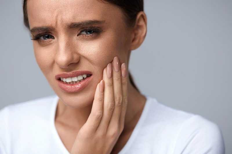 Trồng răng giả có đau không phụ thuộc vào nhiều yếu tố khác nhau