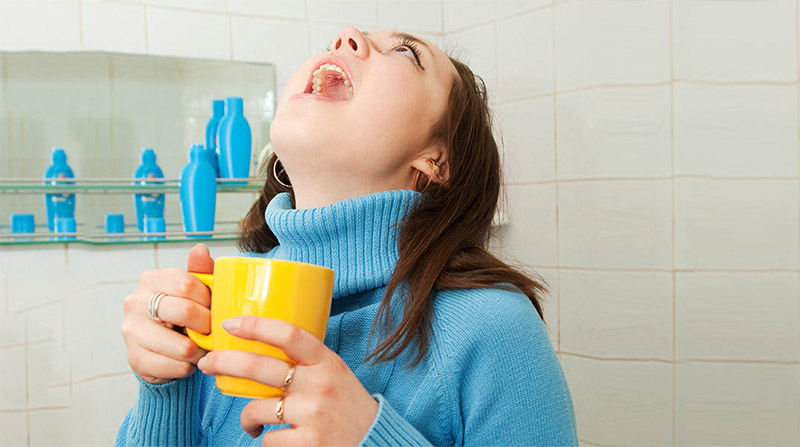 Sau khi trồng răng, bạn nên sử dụng nước súc miệng theo chỉ dẫn của bác sĩ