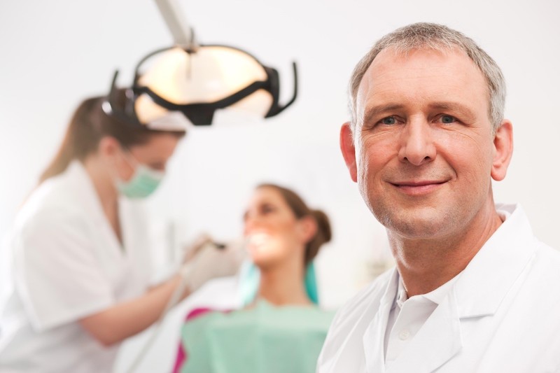Bác sĩ sẽ tiến hành thăm khám để biết chính xác bệnh nhân phù hợp với phương pháp trồng răng nào