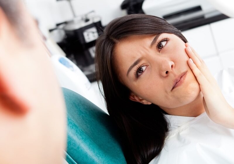 Trước khi trồng răng bác sĩ sẽ tiêm thuốc tê để giảm đau nhức cho bệnh nhân
