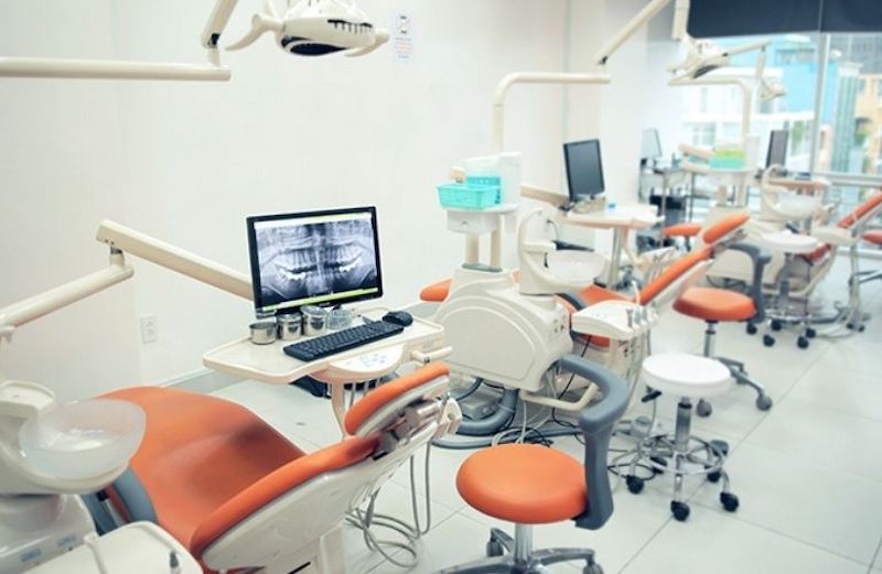 Trang thiết bị hiện đại tại ViDental giúp trồng răng khểnh an toàn hơn