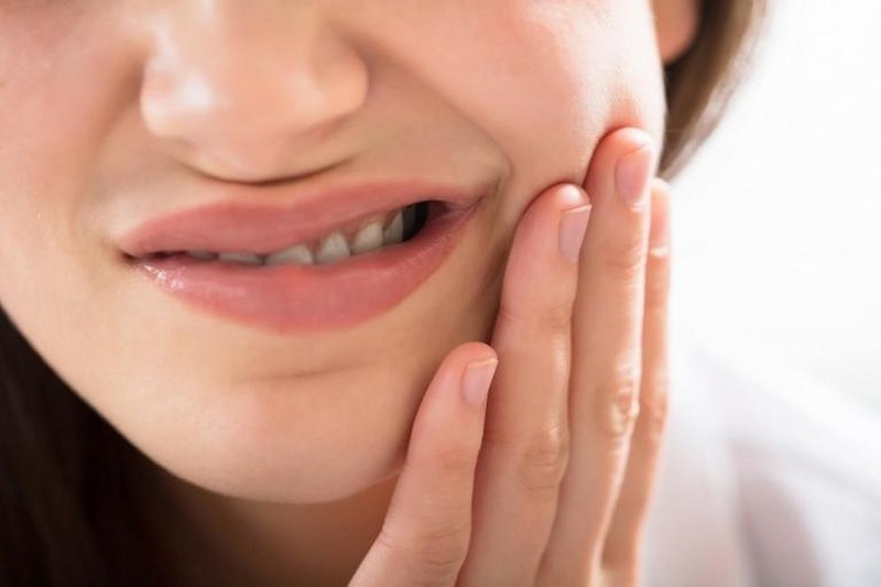 Một số trường hợp gặp phải tình trạng đau nhức sau khi trồng răng sứ cố định