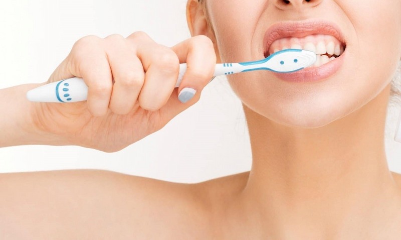 Cần vệ sinh răng mỗi ngày để răng giả có tuổi thọ cao hơn