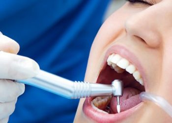 Bác sĩ tiến hành gây tê trước khi thực hiện mài răng