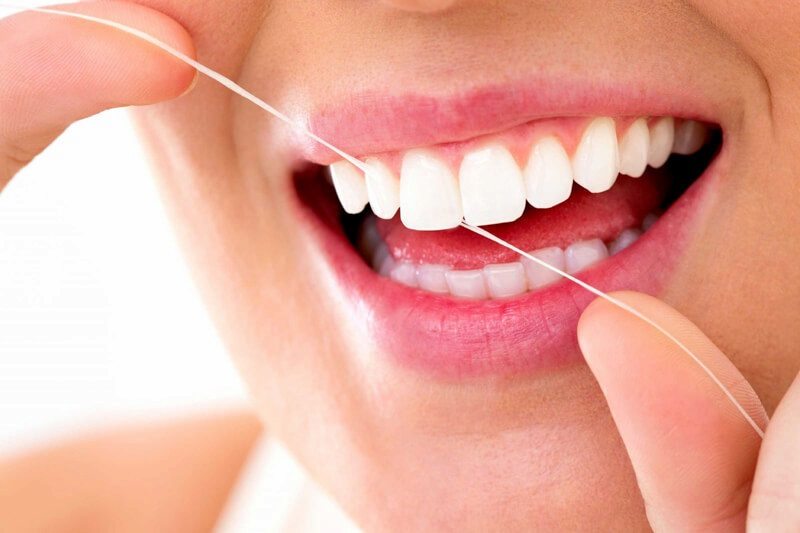 Nên dùng chỉ nha khoa thường xuyên để bảo vệ răng mới trồng