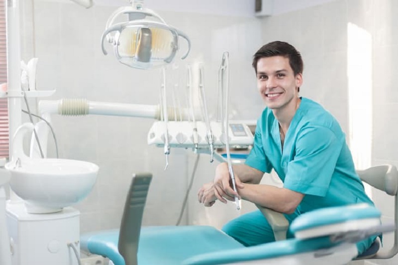 Theo định kỳ, 6 tháng một lần cần tới gặp bác sĩ để kiểm tra răng miệng