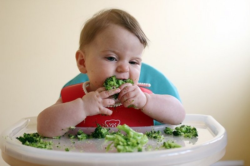 Mẹ nên cho trẻ gặp rau củ luộc để kích thích khả năng ăn nhai