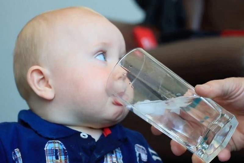 Cần cho trẻ uống đủ nước mỗi ngày để giảm cảm giác khó chịu gây chán ăn khi mọc răng