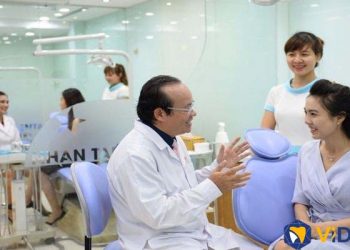 Các chuyên gia bác sĩ hàng đầu tại ViDental tư vấn và thăm khám, giúp chăm sóc răng miệng bệnh nhân hoàn hảo