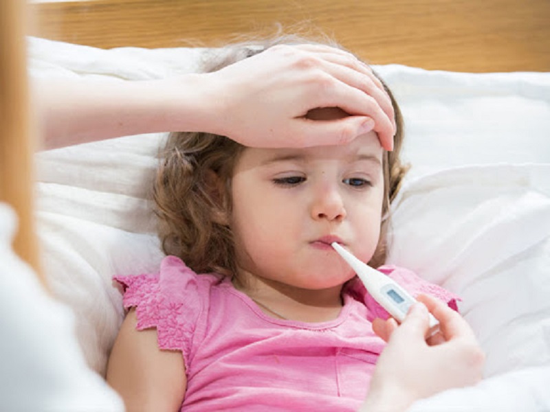 Cho trẻ mặc đồ thoải mái trong trường hợp mọc răng bị sốt