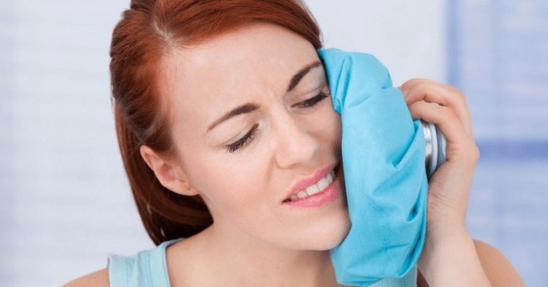 Chườm nóng hoặc chườm lạnh giúp giảm sưng đau má do mọc răng khôn rất hiệu quả