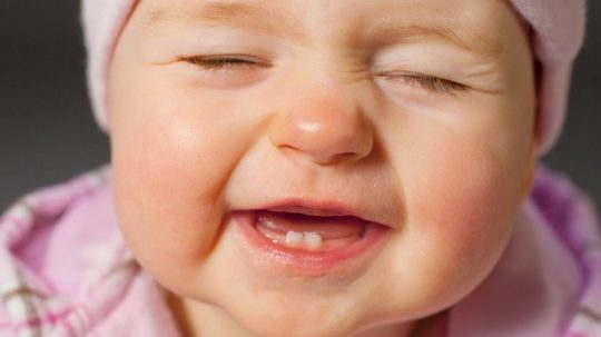 Mẹo giúp bé mọc răng như giá không đau không sốt
